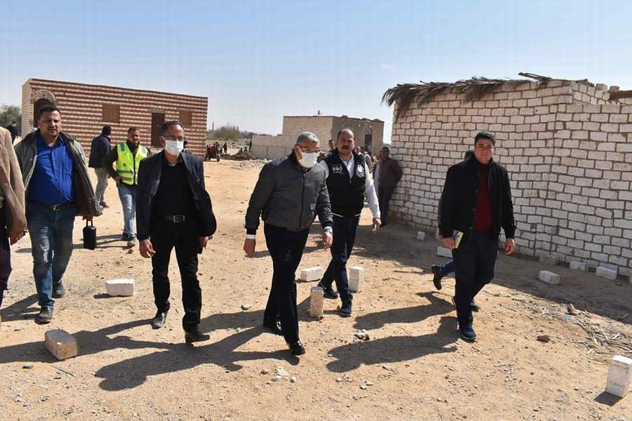 محافظ المنيا يشهد تسليم قطعة أرض مخصصة لإقامة محطة معالجة مياه الصرف الصحي بقرية دير أبو حنس بمركز ملوي