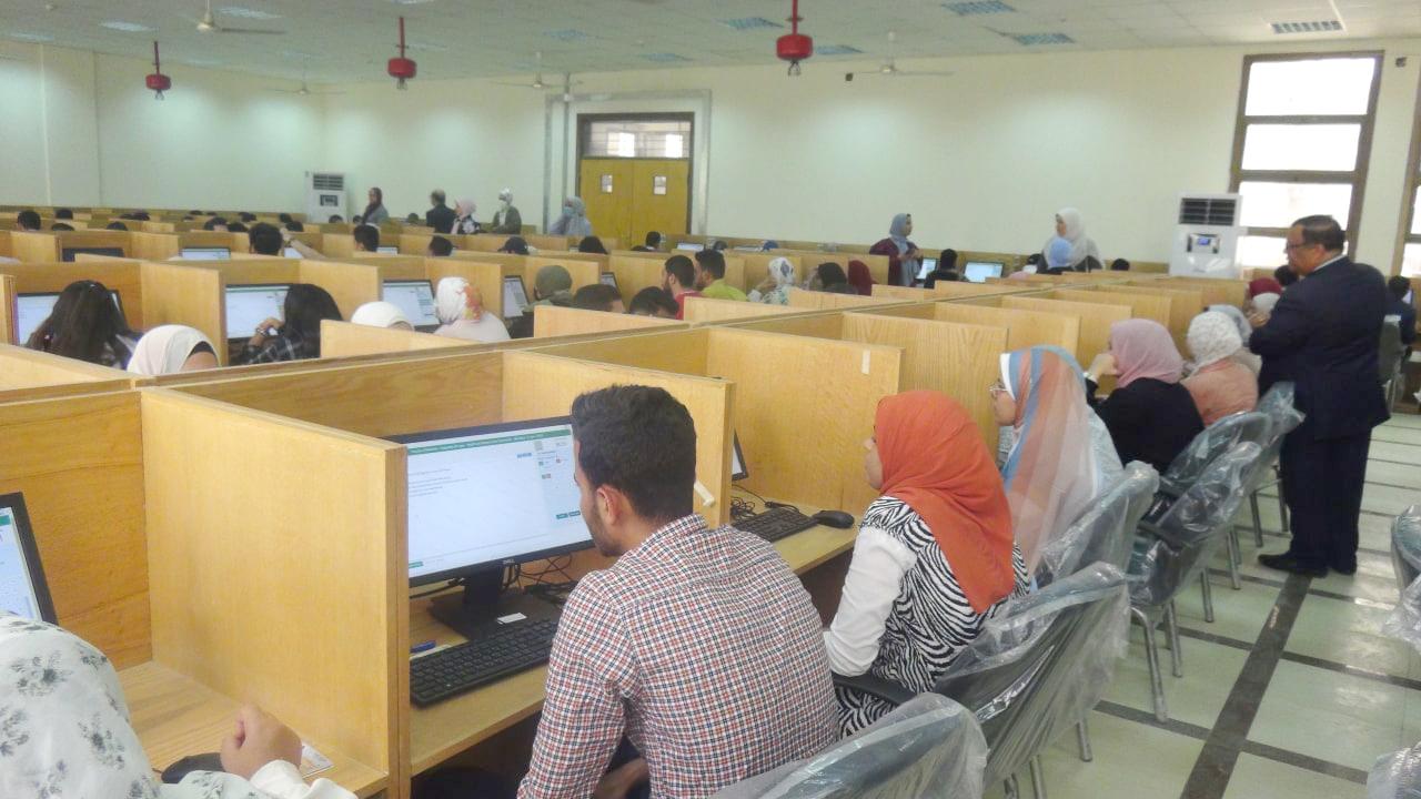طلاب الطب بجامعة المنيا يؤدون الاختبارات الإلكترونية بامتحانات منتصف الفصل الدراسي الثاني