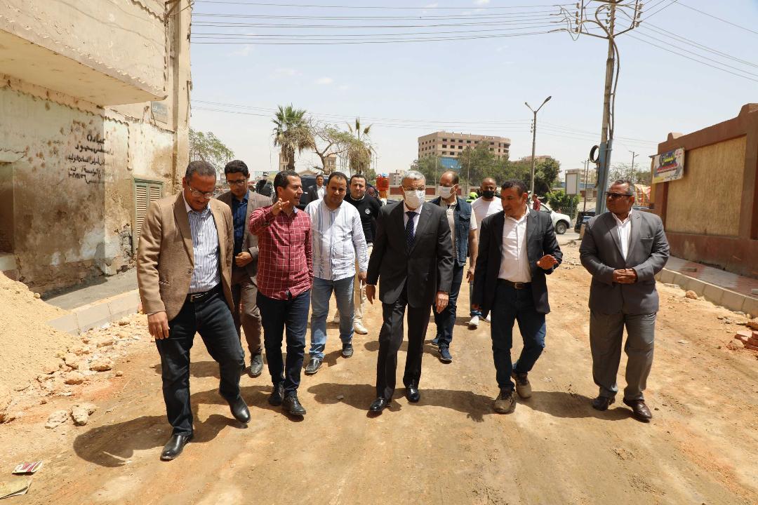 محافظ المنيا يتفقد بدء أعمال الرصف بشارع خالد بن الوليد ويتابع توافر السلع الغذائية 