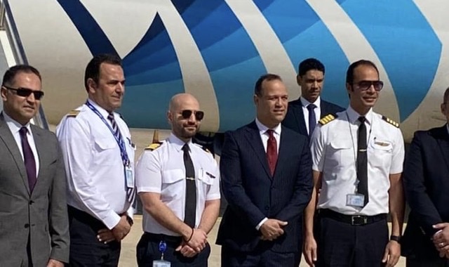 قنصل مصر في بنغازي يستقبل أول رحلة لمصر للطيران إلى مطار بنغازي