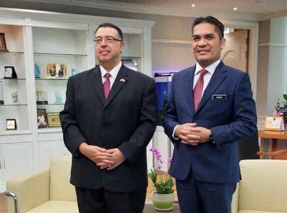 وزير التعليم الماليزي يستقبل السفير المصري في كوالالمبور