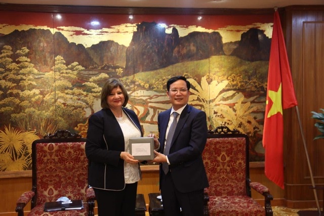 سفيرة مصر في فيتنام تلتقي رئيس غرفة التجارة والصناعة الفيتنامية