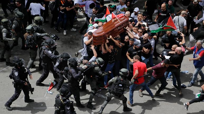 دماء شيرين أبو عاقلة تزيل مساحيق ديمقراطية إسرائيل 