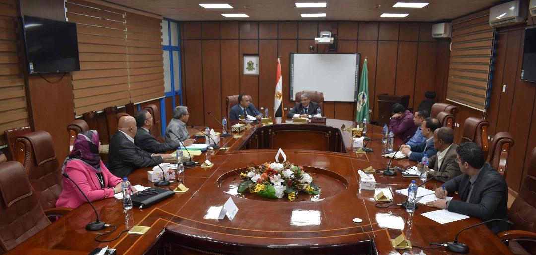   محافظ المنيا يلتقى أعضاء مجلس الشيوخ 