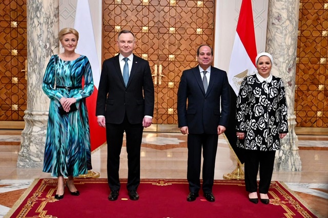 بالصور.. السيسي وقرينته يستقبلان رئيس بولندا وحرمه 