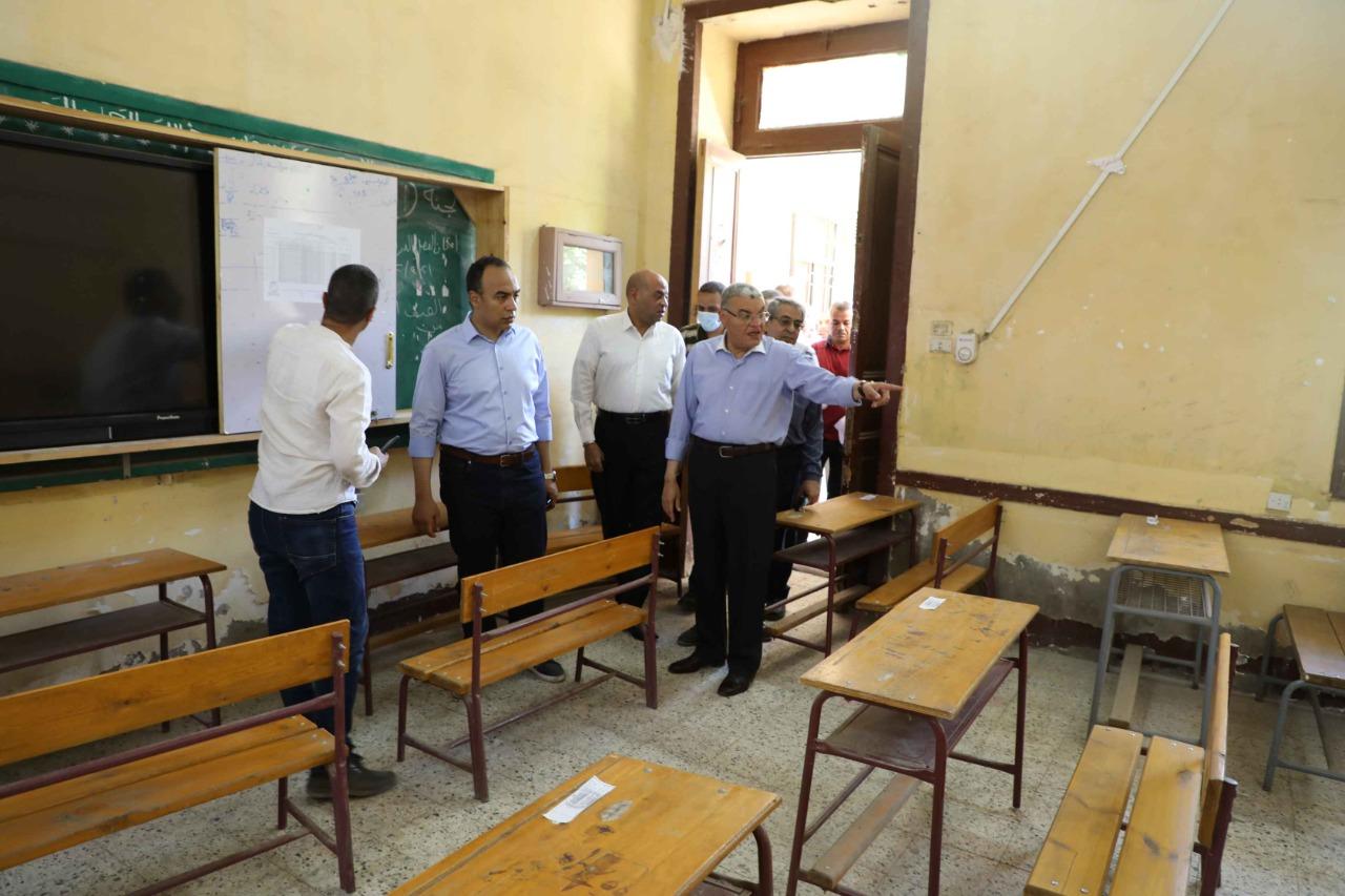 محافظ المنيا يتابع جاهزية لجان مدارس أبوقرقاص لاستقبال امتحانات شهادة الثانوية العامة