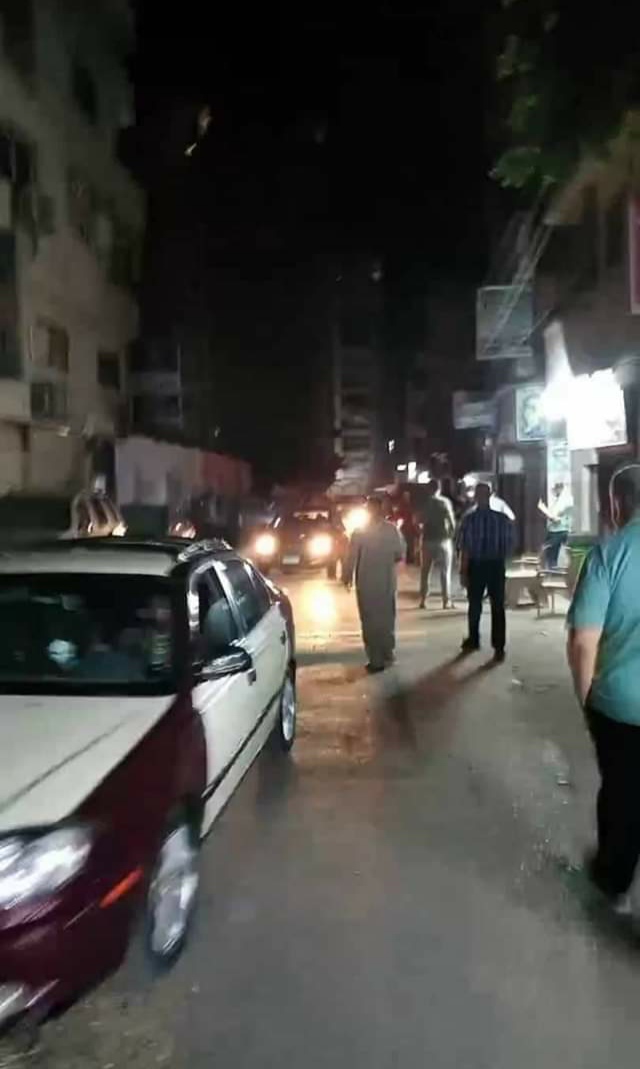 بالفيديو .. شابان يحاولان قتل فتاة ذبحًا بالشارع فى مدينة المنصورة 