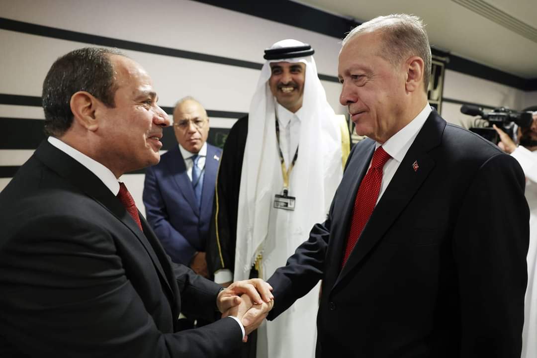 مصافحة غير متوقعة بين الرئيس السيسي والرئيس التركي أردوغان 


