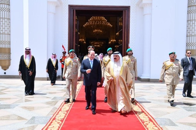 ملك البحرين يستقبل الرئيس السيسى بقصر الصخير الملكى
