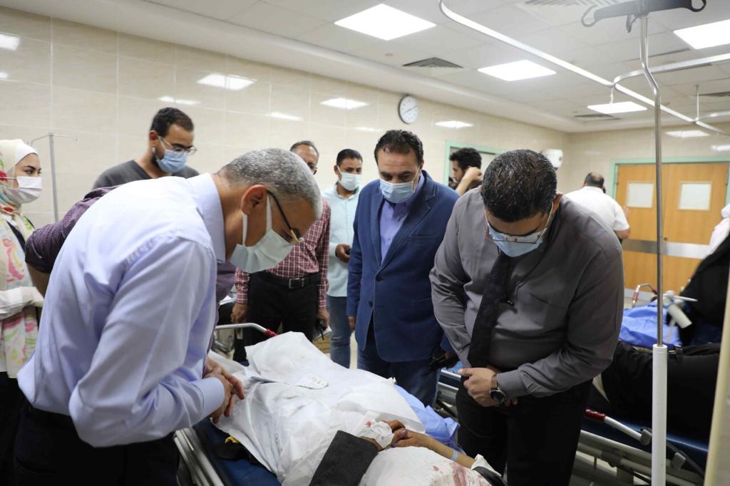 مصرع واصابة 53 شخص في حادث تصادم ومحافظ المنيا يتابع حالة المصابين