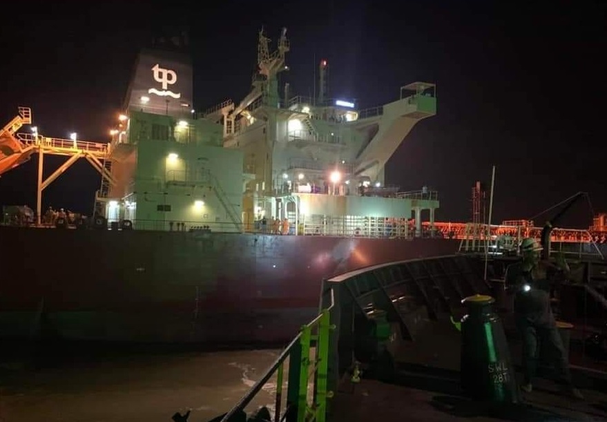السلطات المصرية تحل أزمة جنوح سفينة عملاقة بقناة السويس في زمن قياسي

