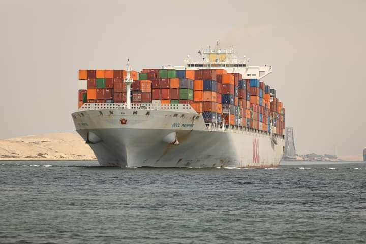 قناة السويس تشهد عبور ٥٧ سفينة من الاتجاهين بحمولات صافية ٣.٤ مليون طن