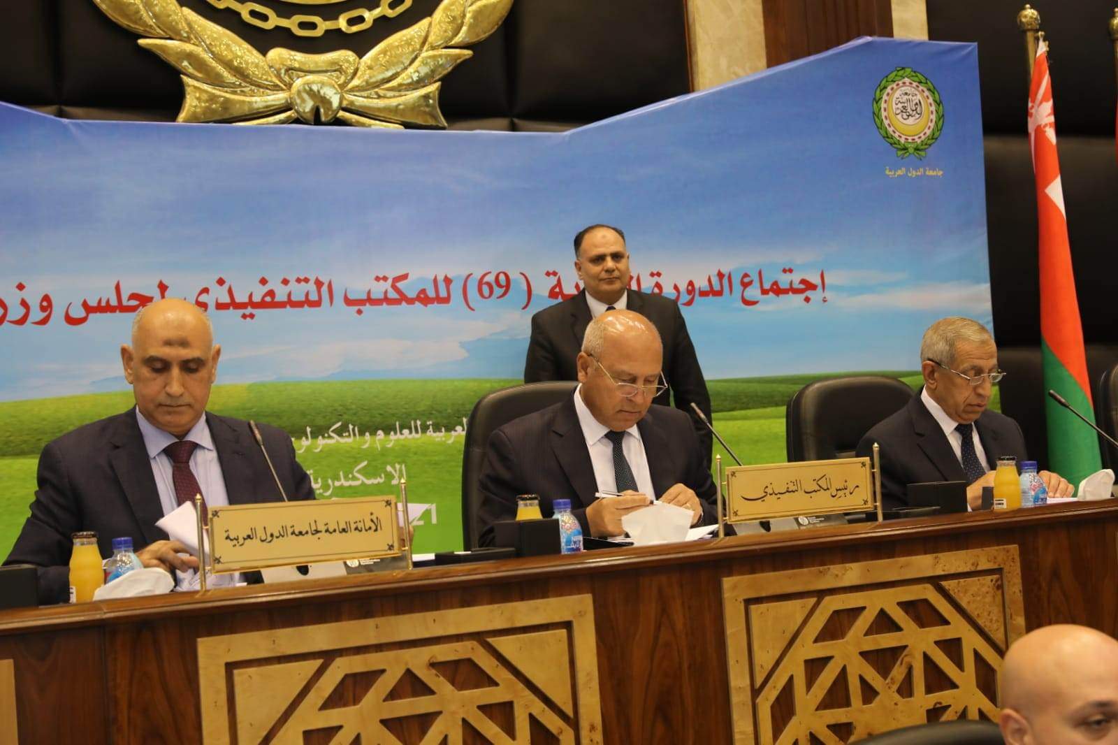 الوزير: مصر تعمل بجدية فى سبيل تعزيز وتقوية حركة النقل لربط الدول العربية براً وبحرا وجوا
