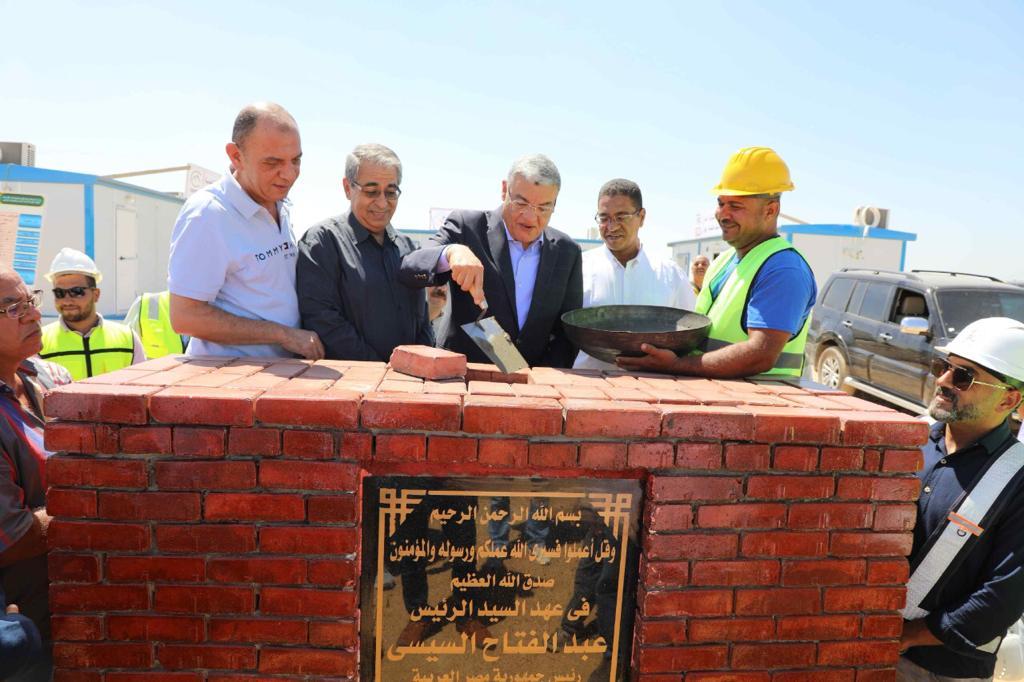 محافظ المنيا يضع حجر أساس محطة معالجة الصرف الصحي الثلاثية بالشيخ فضل بمركز بني مزار