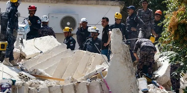 انتشال جثة عاشرة من تحت أنقاض مبنى عمان


