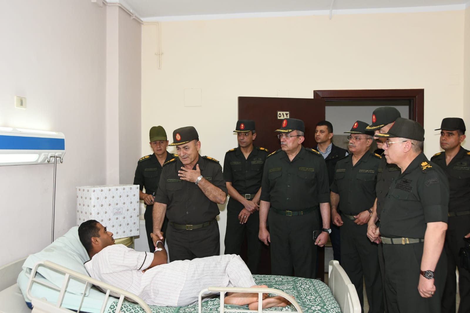 رئيس الأركان يزور مصابى العمليات الحربية بالمجمع الطبى للقوات المسلحة بكوبرى القبة
