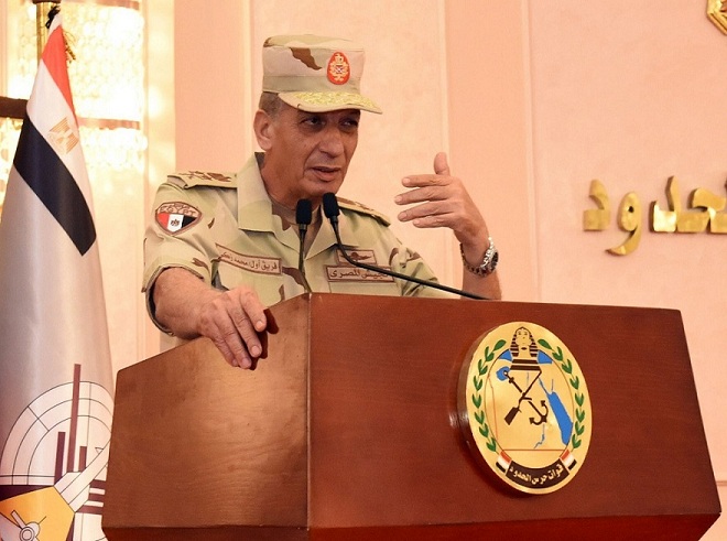 وزير الدفاع  والإنتاج الحربي يكرم عدداً من المتميزين من رجال قوات حرس الحدود
