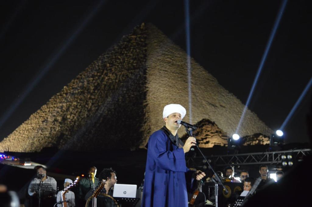  أول حفل للإنشاد الديني في سفح الأهرامات على طريقة محمود التهامي