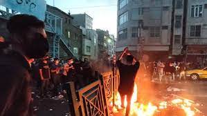 بعد اعتقال 1200 متظاهر.. الأمن يجوب طهران بمكبرات صوت لإرهاب المواطنين 
