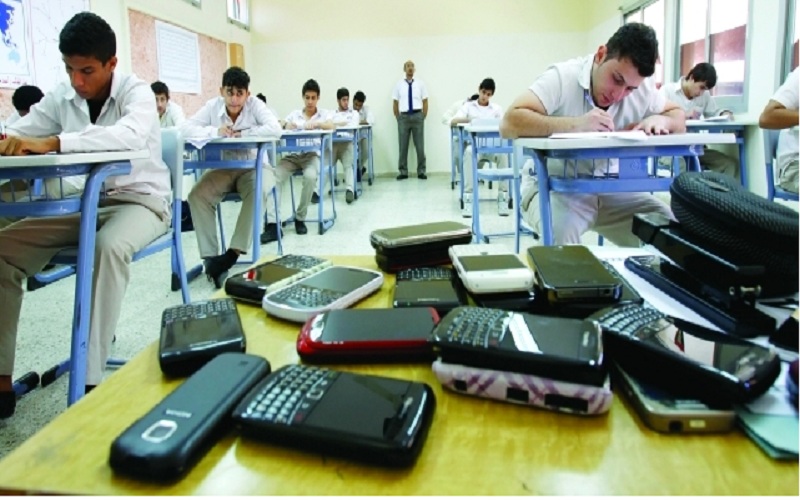 حظر استخدام الهواتف الذكية في المدارس للطلاب والمعلمين أثناء اليوم الدراسي