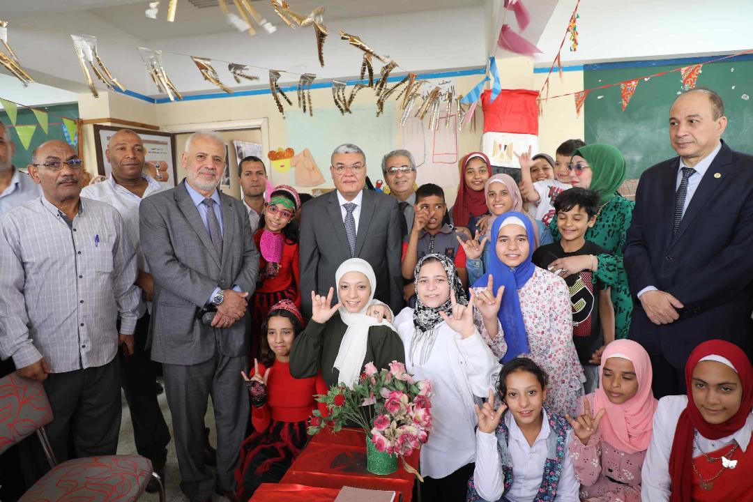 محافظ المنيا يشهد احتفالية مدرسة 