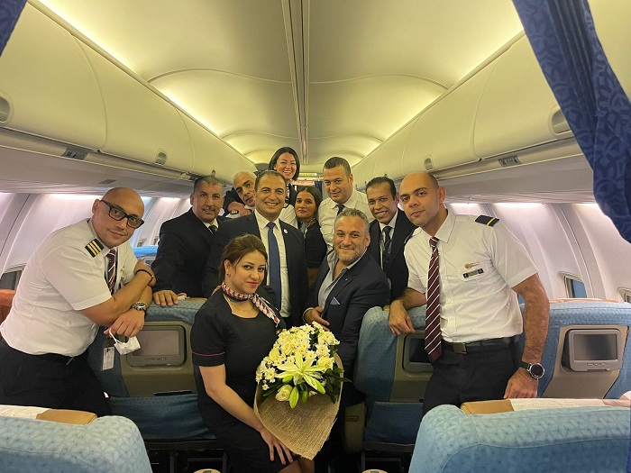 مصر للطيران تستقبل بالورود طبيباً أنقذ حياة طفل

