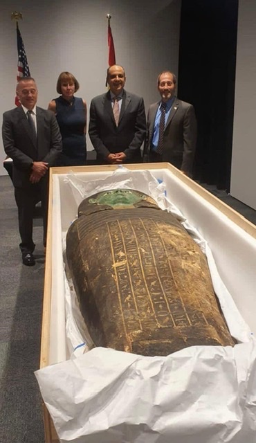 القنصلية المصرية في هيوستن تنجح في استرداد تابوت فرعوني من العصور الفرعونية القديمة