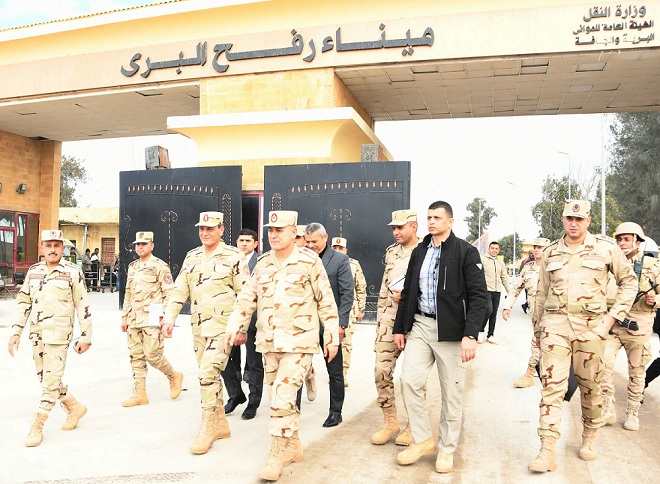 رئيس الأركان يتفقد عناصر القوات المسلحة وعدد من المشروعات التنموية بنطاق شمال سيناء