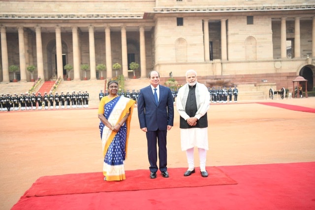 بالصور.. استقبال حافل للرئيس السيسي بالقصر الرئاسي في الهند
