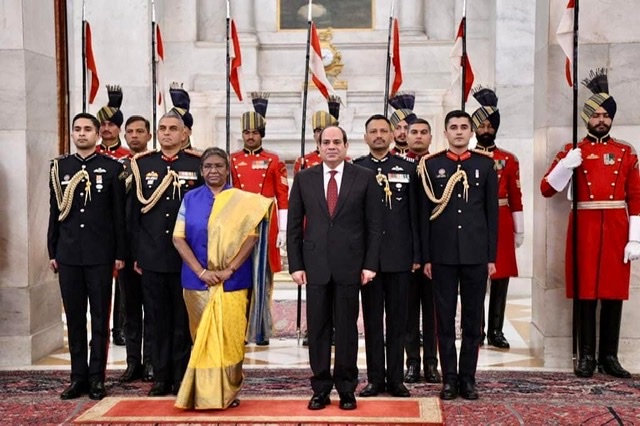 بالصور.. رئيسة الهند تستقبل الرئيس السيسى في قصر 