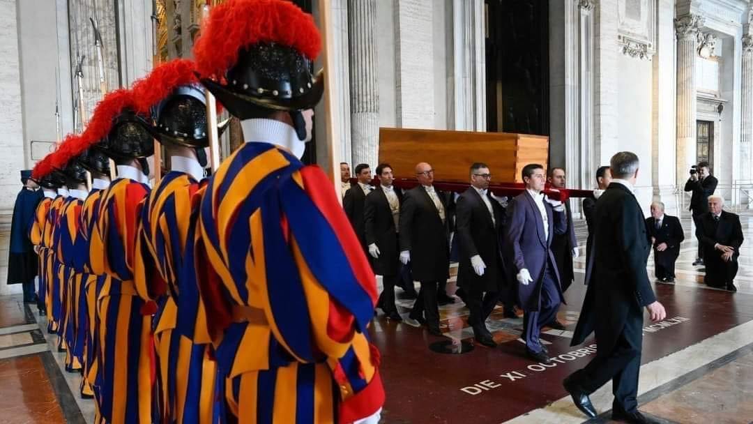 بطريرك الأقباط الكاثوليك يشارك في جنازة البابا بندكتوس السادس عشر