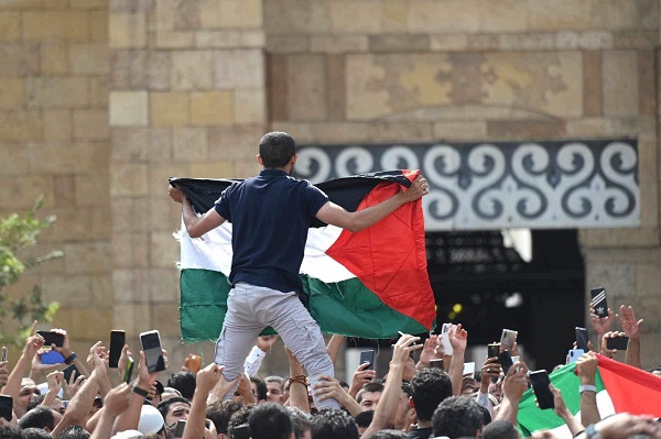 بالفيديو.. تظاهر آلاف المصلين أمام الجامع الأزهر تضامنًا مع فلسطين