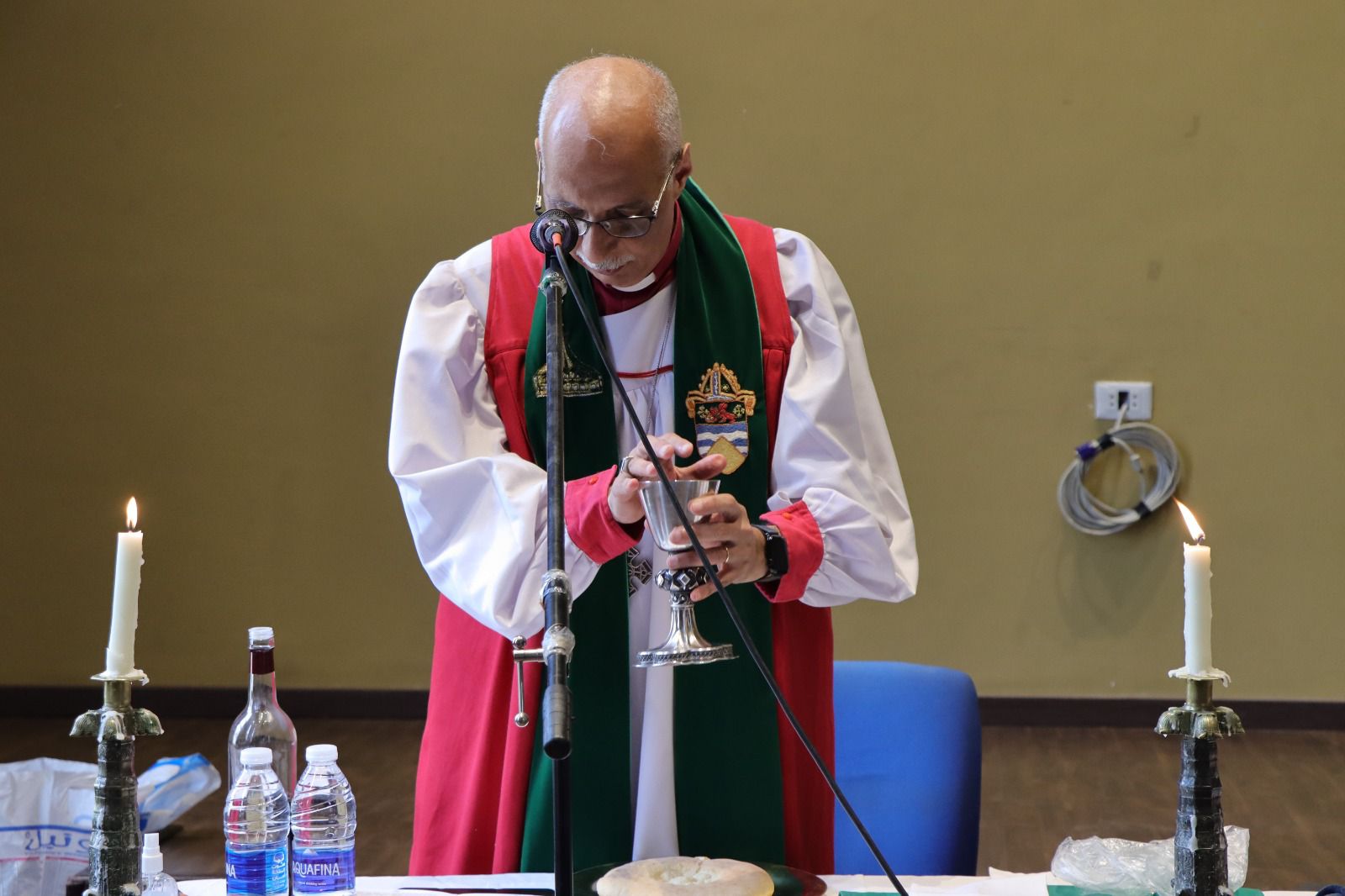 رئيس أساقفة الكنيسة الأسقفية يترأس صلوات القداس الإلهي لرعية ميانمار 