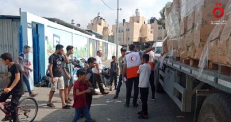 الهلال الأحمر المصري: توزيع 16 ألف كرتونة مساعدات على العائلات النازحة بمراكز الإيواء في غزة

