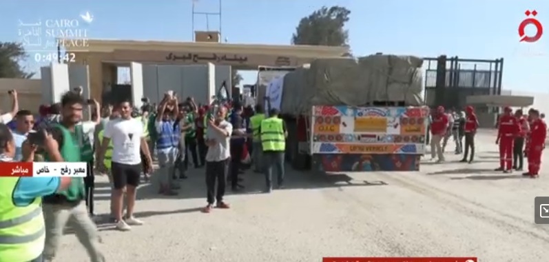 بالفيديو.. بدء دخول شاحنات المساعدات إلى قطاع غزة عبر معبر رفح