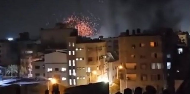 سقوط شهداء ومصابين.. طائرات الاحتلال تقصف منزلاً في 