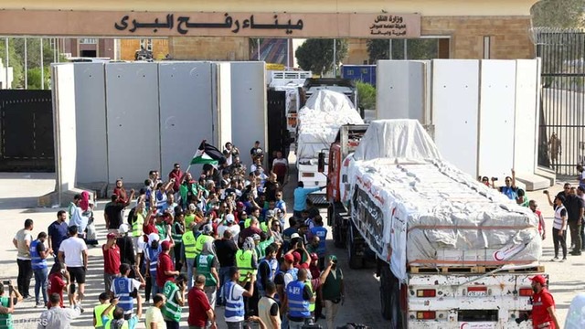 مصر تخلي معبر رفح من المدنيين مع دخول القافلة الثالثة لغزة