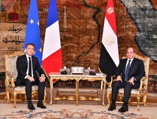 بالصور.. السيسي يستقبل الرئيس الفرنسي بقصر الاتحادية