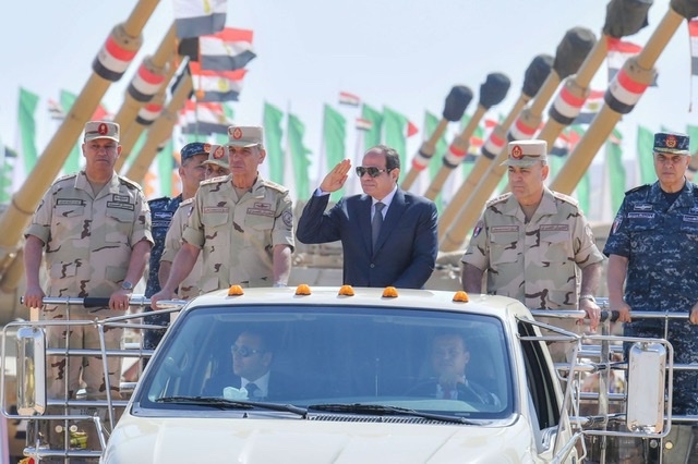 بالصور.. السيسي يتفقد إجراءات تفتيش حرب الفرقة الرابعة المدرعة بالجيش الثالث الميداني بالسويس