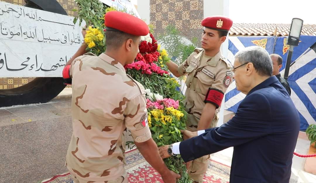 محافظ المنيا يضع إكليلا من الزهور على النصب التذكاري للشهداء بمناسبة الذكرى ال50 لانتصارات أكتوبر المجيدة