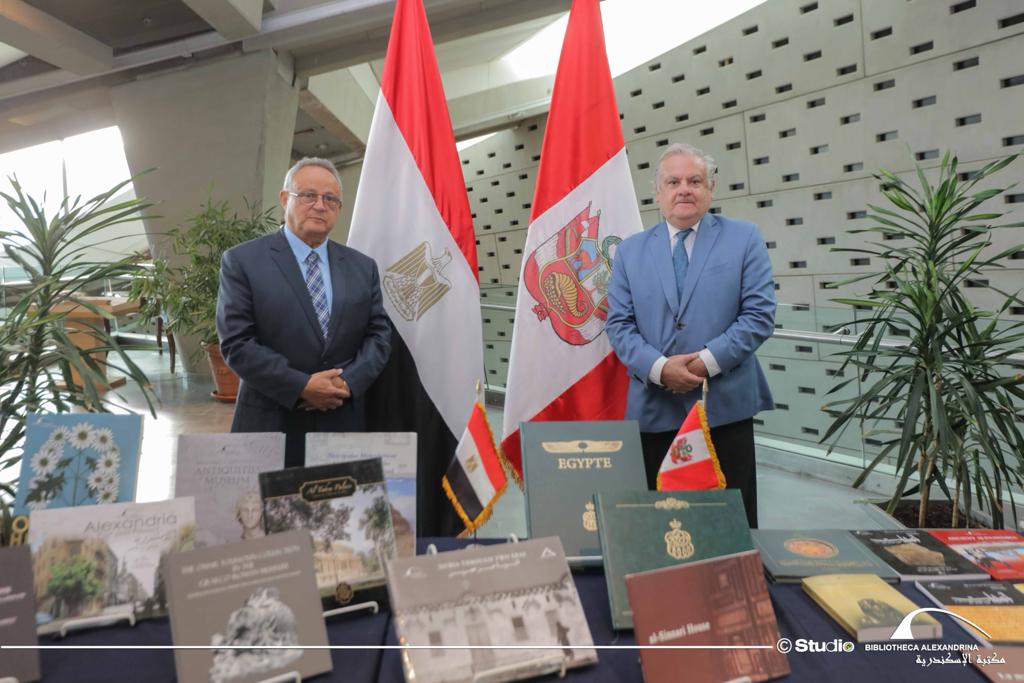 مكتبة الإسكندرية تهدي مكتبة بيرو الوطنية ٧٠ كتابًا من إصداراتها

