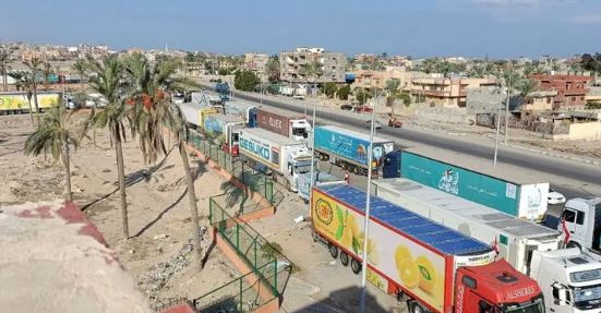 40 شاحنة مساعدات تفرغ حمولتها في الجانب الفلسطيني من معبر رفح