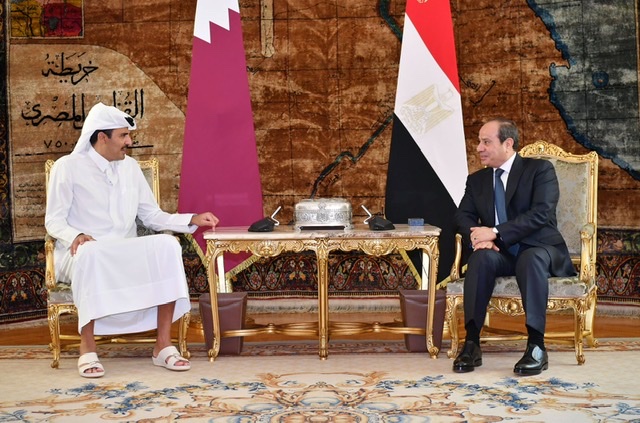 بالصور.. الرئيس السيسي خلال استقبال أمير قطر في القاهرة