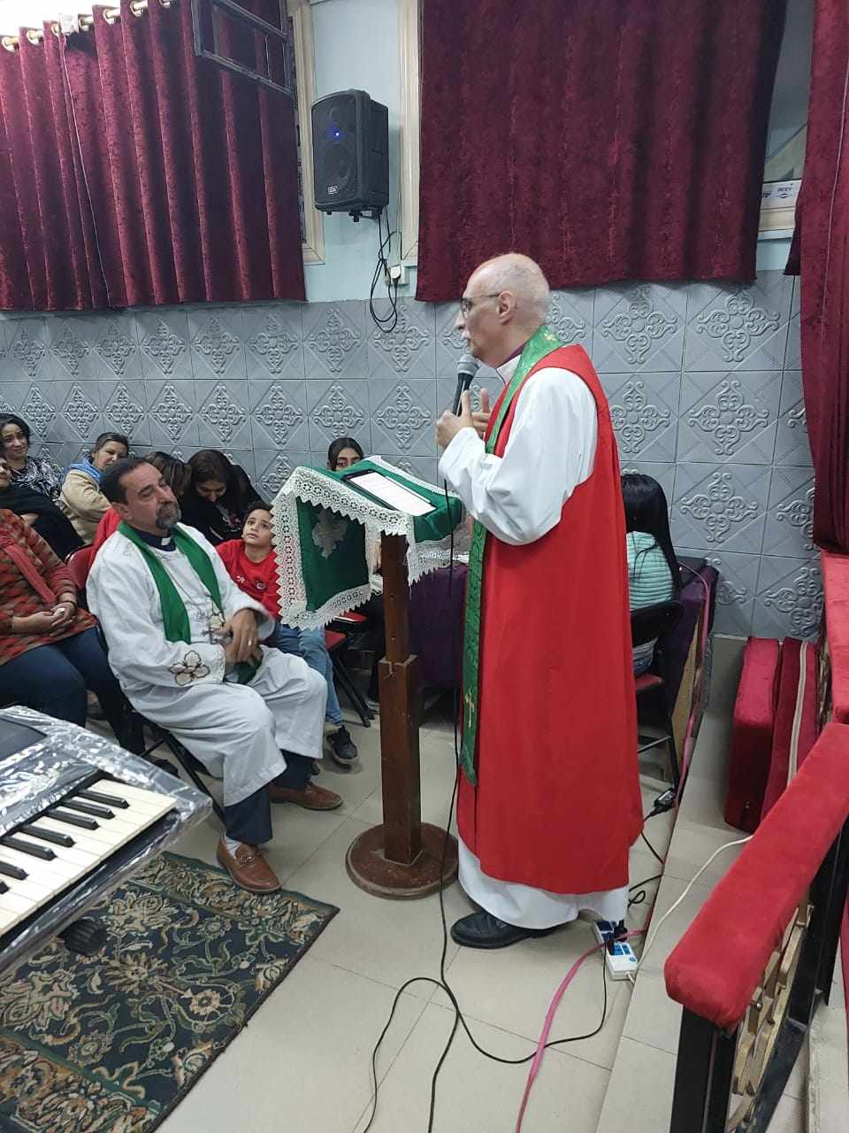رئيس أساقفة الكنيسة الأسقفية يصلي خدمة تثبيت أعضاء جُدد لكنيسة عين شمس