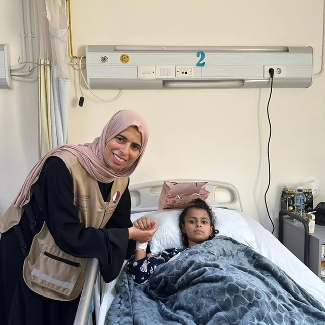 وزيرة التعاون الدولي القطرية تتفقد الجرحى الفلسطينيين بمستشفى العريش