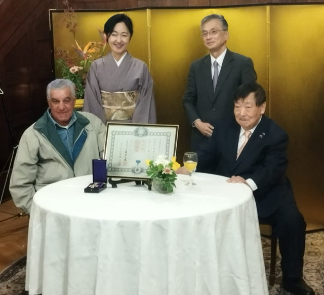 السفير أوكا هيروشي يمنح البروفيسور يوشيمورا ساكوجي وسام إمبراطور اليابان
