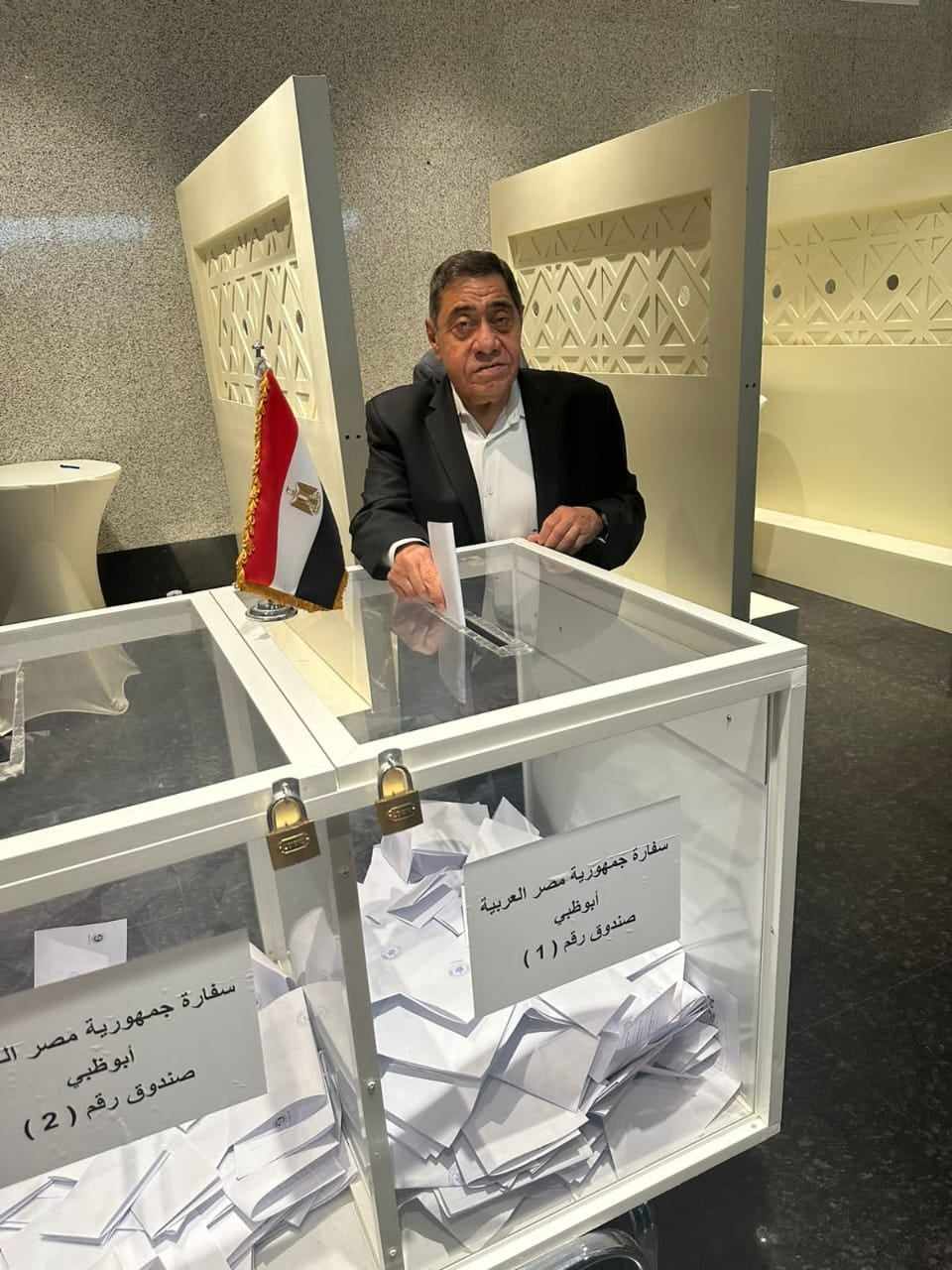 المستشار عبد المجيد محمود يدلي بصوته في الانتخابات الرئاسية.. ويحض المصريين على المشاركة

