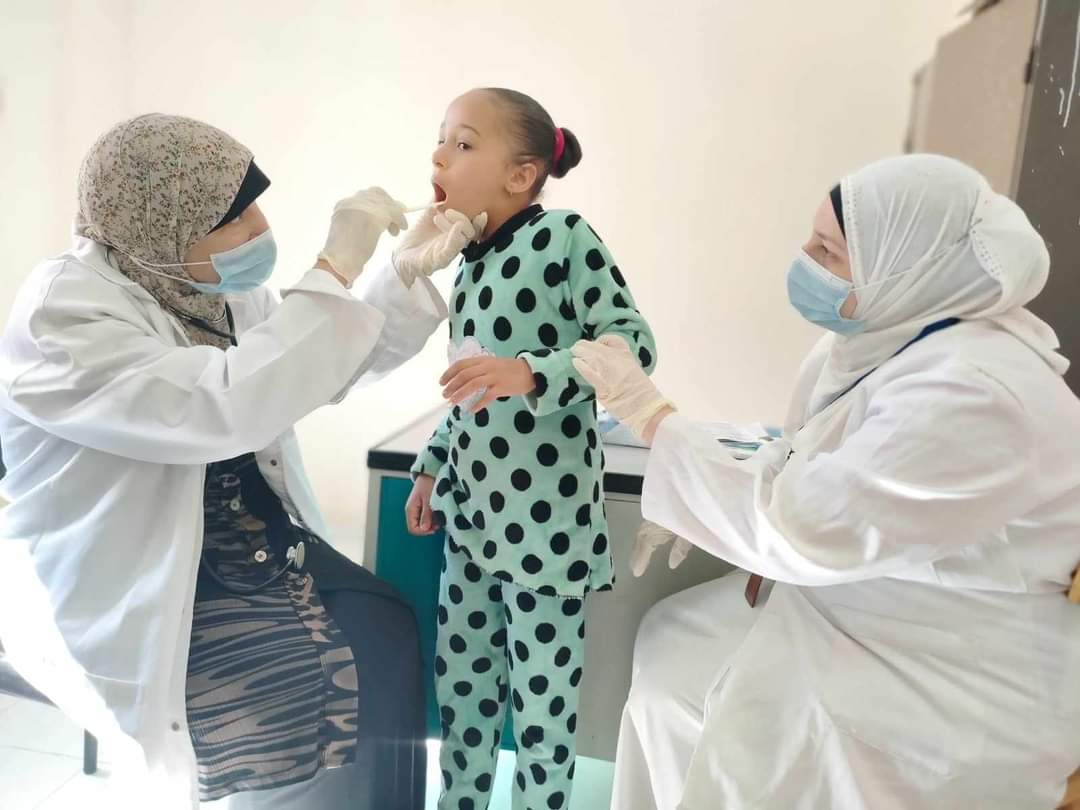 توقيع الكشف الطبي على 1354 حالة خلال قافلة طبية بقرية المعطن بمركز بنى مزار بالمنيا
