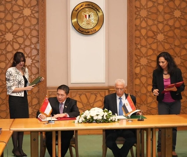 مصر وسنغافورة يوقعان اتفاقية إعفاء تأشيرات الدخول لحاملي جوازات السفر الدبلوماسية في البلدين