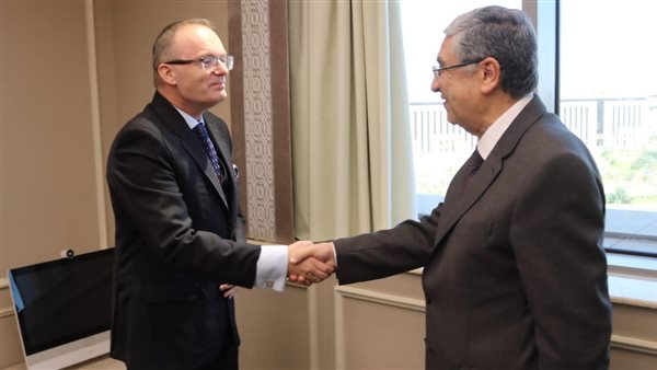 سفير التشيك بمصر يلتقي وزير الكهرباء لبحث سبل التعاون والاستثمار